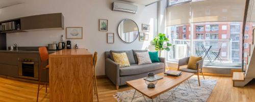 sala de estar con sofá y mesa en Viví este Sensacional Duplex con Diseño Moderno - 604 - en Buenos Aires