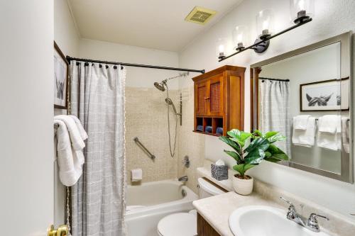 een badkamer met een bad, een wastafel en een toilet bij Chic Sun Lakes Vacation Rental 9 Mi to Chandler! in Sun Lakes