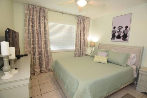 Schlafzimmer mit einem Bett und einem Fenster in der Unterkunft New England 3bd 2bt Home Heated Pool Close to Siesta in Sarasota