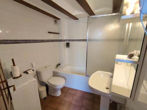 La salle de bains est pourvue de toilettes, d'une baignoire et d'un lavabo. dans l'établissement Casa de la Marmota, à Eriste