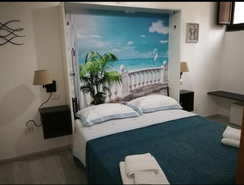 una camera da letto con un grande murale di una spiaggia di CAMBUSA. ad Acciaroli