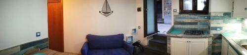 uma cozinha com uma cadeira azul ao lado de um balcão em CAMBUSA. em Acciaroli