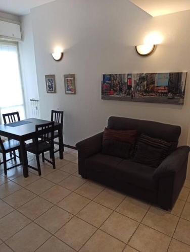 sala de estar con sofá y mesa en Simply Home, en Novara