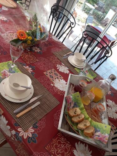 une table avec une assiette de nourriture sur une table dans l'établissement Le refuge de Sissou, à Pontevès