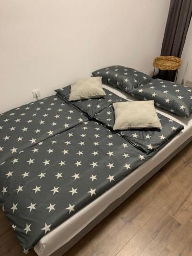 un letto con una coperta di bandiera americana sopra di ROOR Top Nest 1 a Gheorgheni