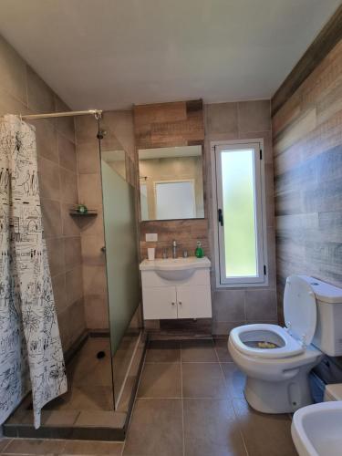 uma casa de banho com um WC, um lavatório e um chuveiro em MiniCasas Modulares em Godoy Cruz