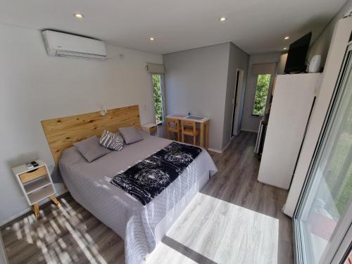 um quarto com uma cama grande e uma janela em MiniCasas Modulares em Godoy Cruz