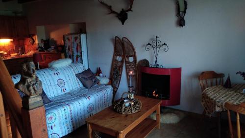 Sala de estar con cama y mesa con sidra de mesa en "Chalet TOURELLE "THORENC, en Andon