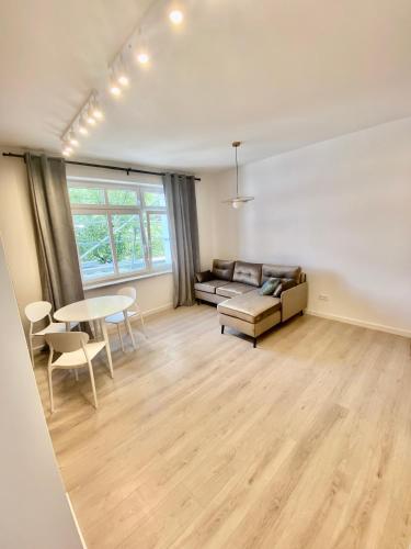 uma sala de estar com um sofá e uma mesa em Apartamenty Katowicka 58 - self check in 24h - by Kanclerz Investment em Chorzów