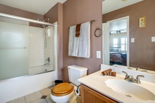 Ένα μπάνιο στο San Antonio Home with Private Hot Tub and Pool!