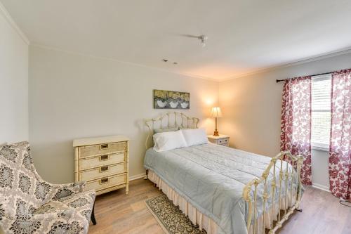 um quarto com uma cama, uma cadeira e uma janela em Charming Bluffton Vacation Home with Smart TVs! em Bluffton