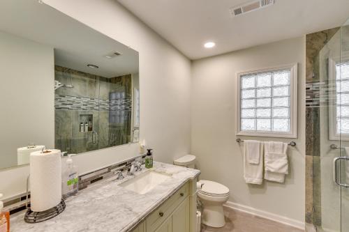 y baño con lavabo, ducha y aseo. en Charming Bluffton Vacation Home with Smart TVs!, en Bluffton