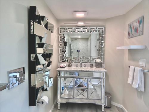 uma casa de banho com um lavatório e um espelho grande em Elegant Retreat with Views Close to SF and Wine Regions em San Rafael