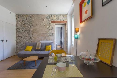 un salon avec un canapé et une table dans l'établissement Le Jaurès, logement d’exception, à Grenoble