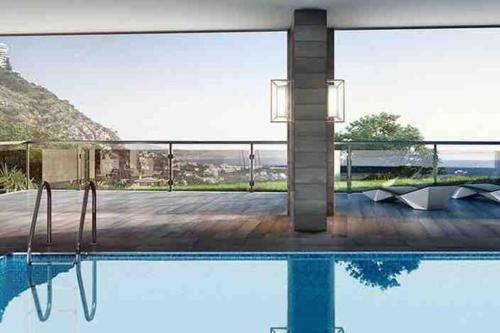 une piscine avec vue sur une montagne dans l'établissement Beautiful Ocean View Home Overlooking Monaco, à Beausoleil