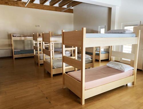 Двухъярусная кровать или двухъярусные кровати в номере Rifugio Pian dei Ciclamini
