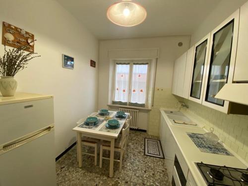 una cucina con lavandino e tavolo di mare blu a Sirolo