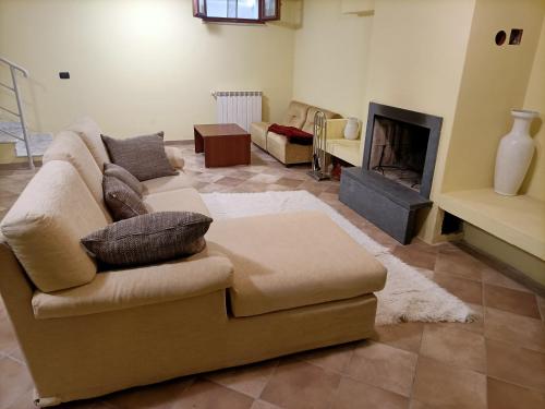 a living room with a couch and a fireplace at Villa Twetty in Massaciuccoli
