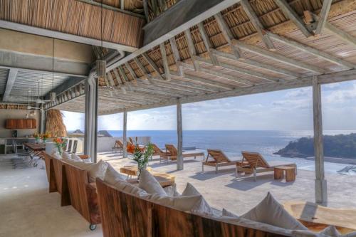 - un restaurant avec vue sur l'océan dans l'établissement Casa Cascada - Adults Only, à Puerto Escondido