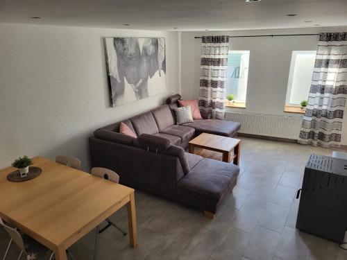un soggiorno con divano e tavolo di Ferienhaus Budenheim a Budenheim