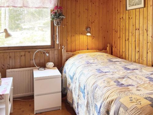1 dormitorio con cama y ventana en Holiday home NORRTÄLJE IV, en Norrtälje