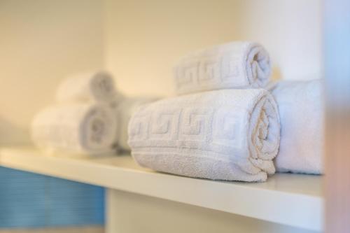 a group of towels sitting on a shelf at Appartamento Moderno con vista mare in Castelsardo
