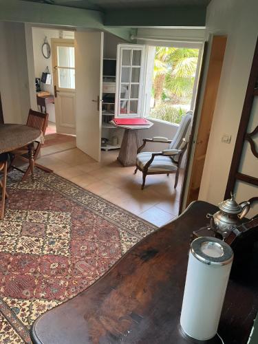 d'un salon avec une table et des chaises ainsi que d'une chambre avec une fenêtre. dans l'établissement Maisonnette proche de la mer, calme avec parking, à Angoulins-sur-Mer