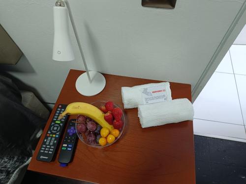 un bol de fruta en una mesa junto a un mando a distancia en Room 5 Star Miraflores, en Lima