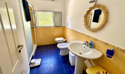 uma casa de banho com um lavatório, um WC e um espelho. em Il Frantoio di Avola em Avola