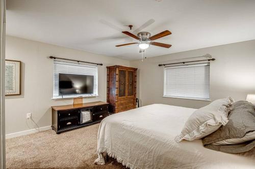 - une chambre avec un lit et une télévision à écran plat dans l'établissement The Frequent Flyer, à Winston-Salem