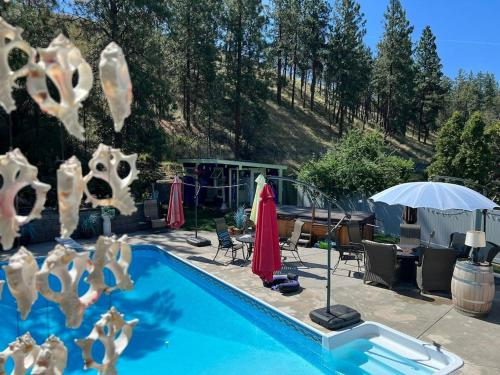 una piscina con piscina en Okanagan Saltwater Pool & Swimspa Oasis, en Penticton