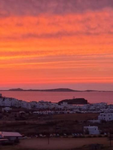 vistas a una ciudad con puesta de sol en Naxian Sofias garden en Naxos