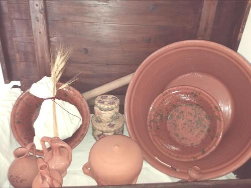 a group of bowls and other items on a shelf at Belli come il Sole in Serri