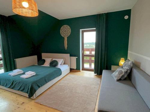 Dormitorio verde con cama y ventana en Baza Grapa DOM POKOJE DO WYNAJĘCIA, en Lipnica Wielka