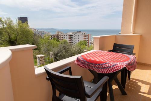 a balcony with a table and chairs and the ocean at Villa Dei Limoni in Durrës