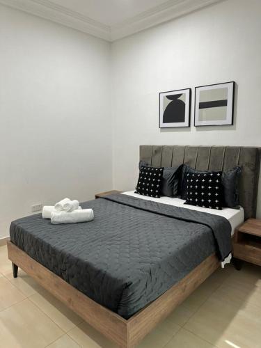 Una cama o camas en una habitación de Janneya Apartment Salagie
