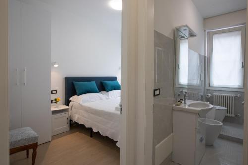een slaapkamer met een bed, een wastafel en een spiegel bij BB Elite Berchet in Padua