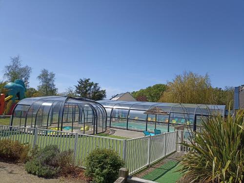 un parque infantil con un parque acuático con piscina en Le panorama en Guérande