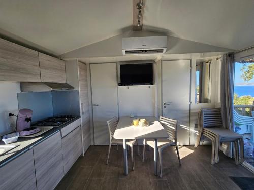 Gallery image of Mobilhomme LECCI 3 CHAMBRES AVEC VUE MER EXCEPTIONNELLE in Lumio
