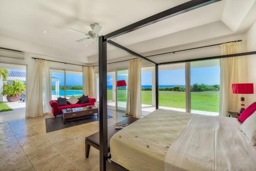 a bedroom with a bed and a living room at Villa Ambiance in Marigot