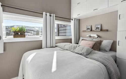 a bedroom with a bed and a window at Geilo sentrum for 4 personer in Geilo