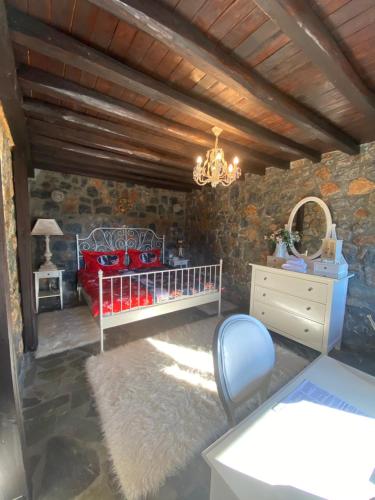 Гостиная зона в Blessings Chalet στον Παλαιό Άγιο Αθανάσιο με Τζάκι, Barbeque, μεγάλη αυλή και υπέροχη θέα