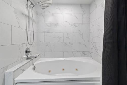 Un baño de Ascot Suites Morro Bay