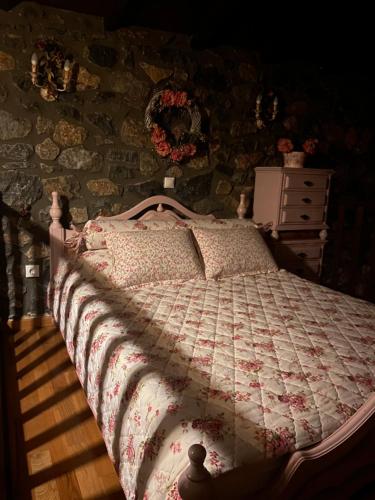 Кровать или кровати в номере Blessings Chalet στον Παλαιό Άγιο Αθανάσιο με Τζάκι, Barbeque, μεγάλη αυλή και υπέροχη θέα