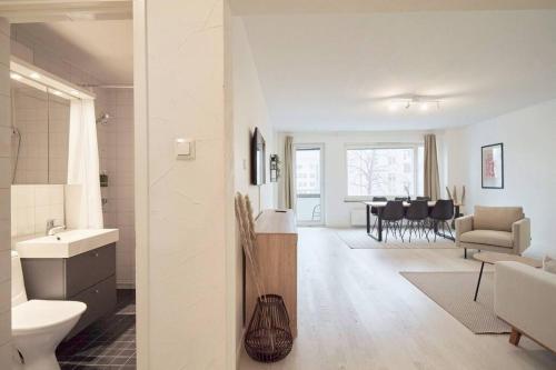 Norden Homes Turku Central 2-Bedroom Apartment tesisinde bir banyo