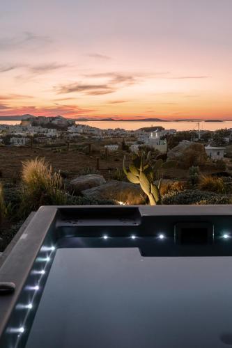 ナクソス・コラにあるOpuntia Suitesのホットタブから夕日の景色を望めます。