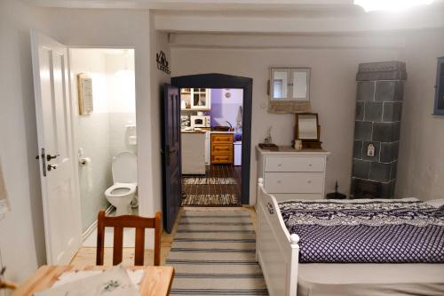 a small bedroom with a bed and a kitchen at Ubytovanie na dedine in Veľká Chocholná