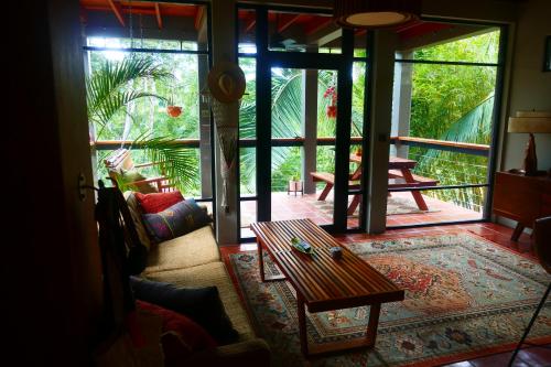 ein Wohnzimmer mit einem Sofa und einem Tisch in der Unterkunft RiverHill Hideaway in Monkey Fall