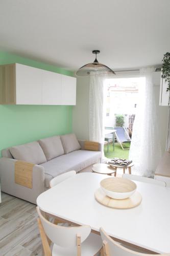 un salon avec une table blanche et un canapé dans l'établissement 