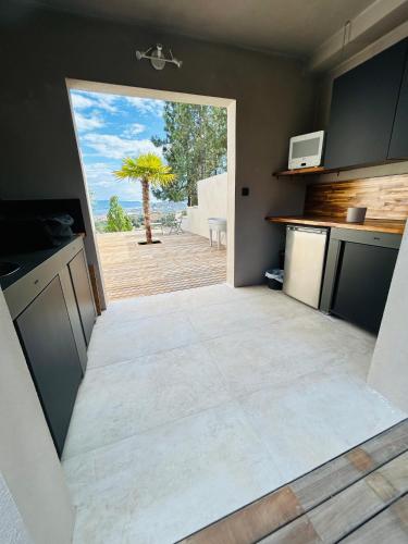 Cuisine ou kitchenette dans l'établissement CASA LC chambre1 vue Mer Jacuzzi